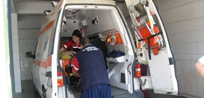 Bărbatul a fost adus de urgenţă la spital