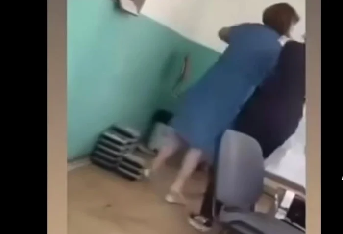 Profesoară cercetată penal, după ce a pălmuit o elevă care a intrat cu o trotinetă în clasă și a jignit-o