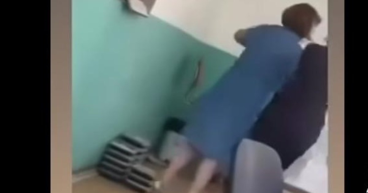 Profesoară acuzată de agresiune după un incident cu o elevă și o trotinetă în clasă.