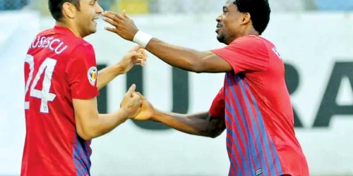 Rusescu (stânga) şi Emeghara sunt doi dintre cei patru stelişti care au câte un trofeu de campion 