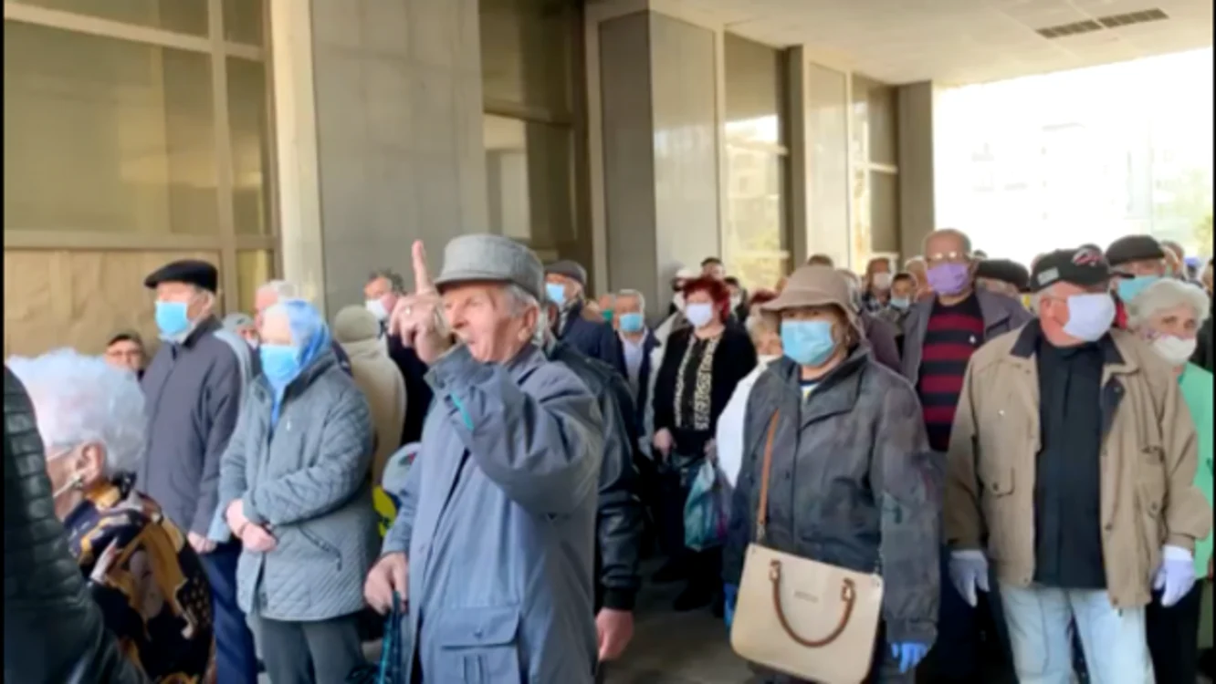 
    Mulți vârstnici din Craiova au stat umăr la umăr, așteptându-și rândul la tarabeFoto: adevarul.ro  