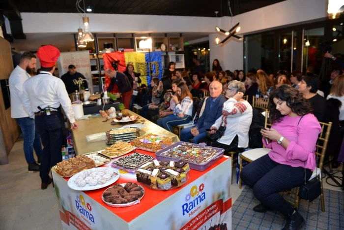 
    Toma și Dezbrăcatu’ au degustat zece prăjituri preparate de cititoarele „Click! Poftă bună!“ cu Rama Maestro foto: Click! Poftă bună  