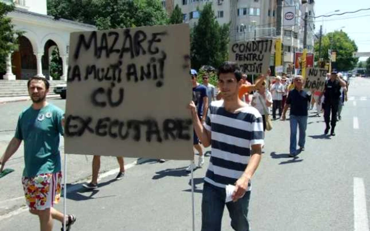 Tinerii care i-au cerut lui Mazăre să plece de la Primărie. FOTO Arhiva Adevărul