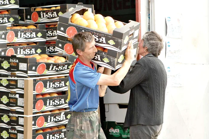 
    Şase tiruri turceşti  au adus în ţară fructele  cu pesticide. Produsele vor fi distruse  