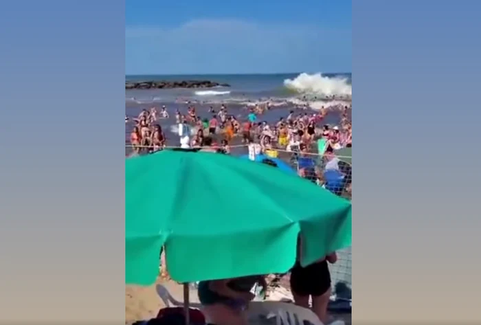 VIDEO Un om a murit şi alți 35 au fost răniţi după ce un val de şase metri a lovit brusc o plajă din Argentina