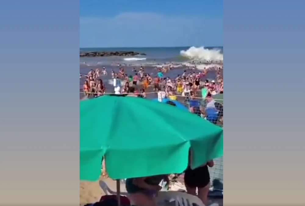 Un om a murit şi alți 35 au fost răniţi după ce un val de şase metri a lovit brusc o plajă din Argentina