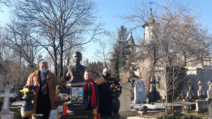 Apropiații l-au comemorat la mormânt
