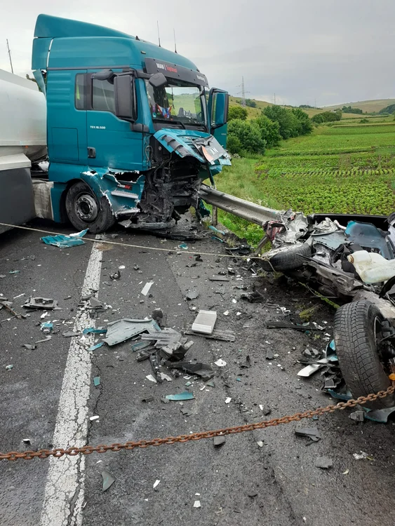 Mașina a fost distrusă total. FOTO: ISU Cluj