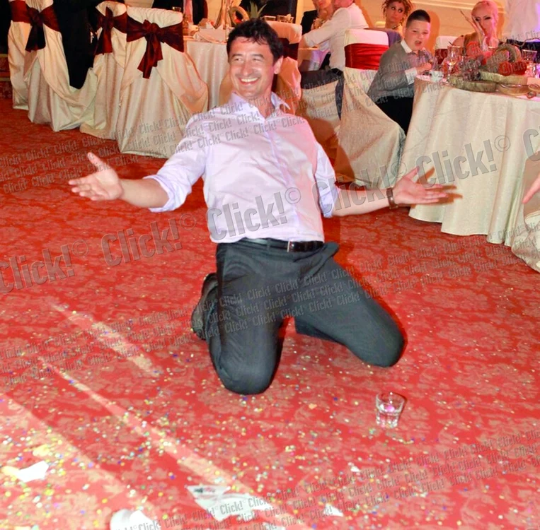 Tăticul George Tal a făcut un  ritual grecesc la botez pentru  a se risipi ghinionul fiicei sale