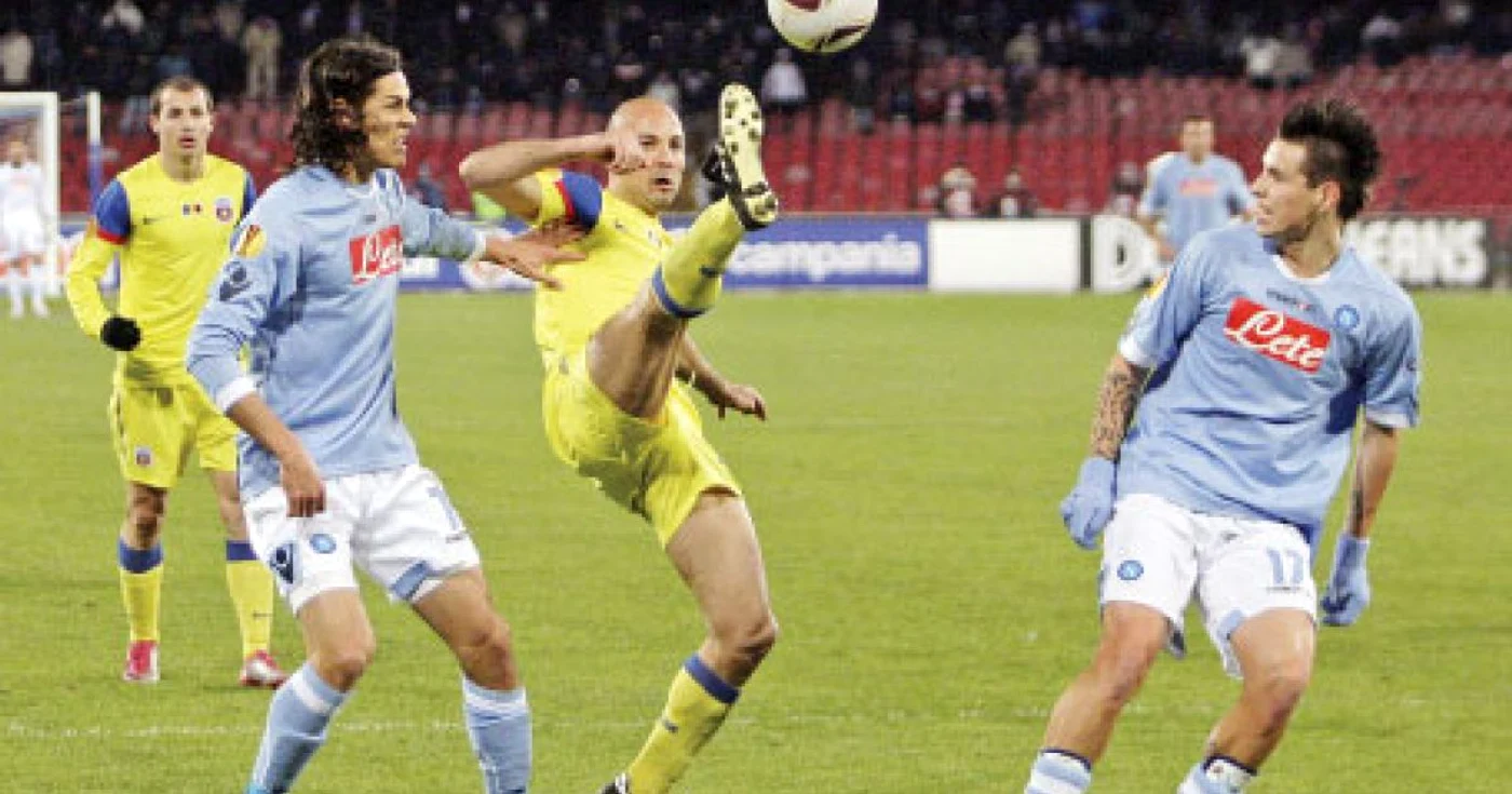 Angelov (în centru) s-a descurcat onorabil între Cavani şi Hamsik  
