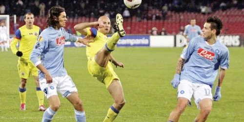 Angelov (în centru) s-a descurcat onorabil între Cavani şi Hamsik