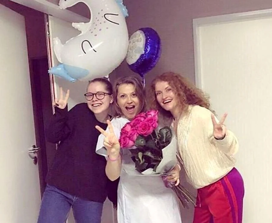 
    Mirela Vaida a fost externată din spital. Înainte însă, prietenele ei i-au făcut o vizită și au surprins-o cu flori și baloane Foto Instagram  
