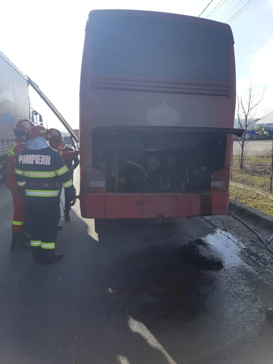 Autobuzul a luat foc în mers. Foto Isu Argeş