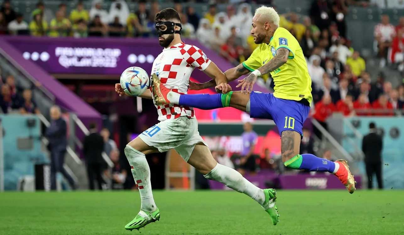 Neymar (dreapta), amendat cu o sumă considerabilă de autoritățile din țara sa (FOTO: Getty Images)