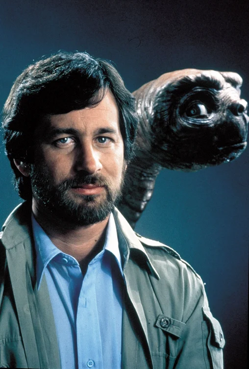 Steven Spielberg alături de unul dintre personajele sale celebre, E.T.