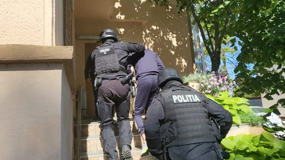 Grupare de proxeneți care activa pe litoral, destructurată. Fetele, ademenite să practice prostituția prin metoda „loverboy”