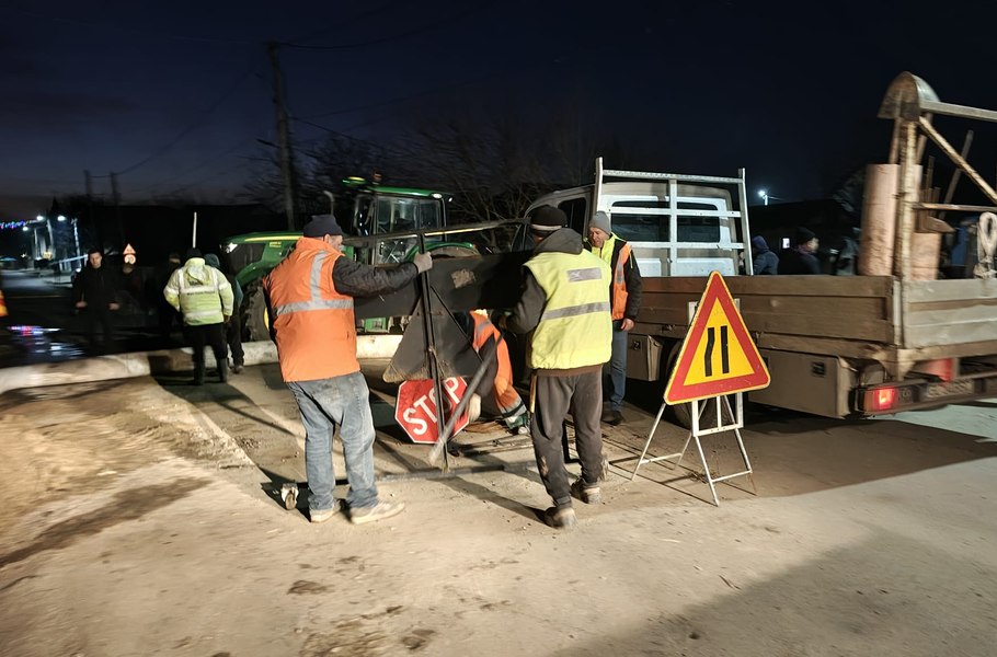 Intervenție contra-cronometru într-o localitate din județul Galați, în pericol de inundații: muncitorii au rupt un drum pentru a devia apa
