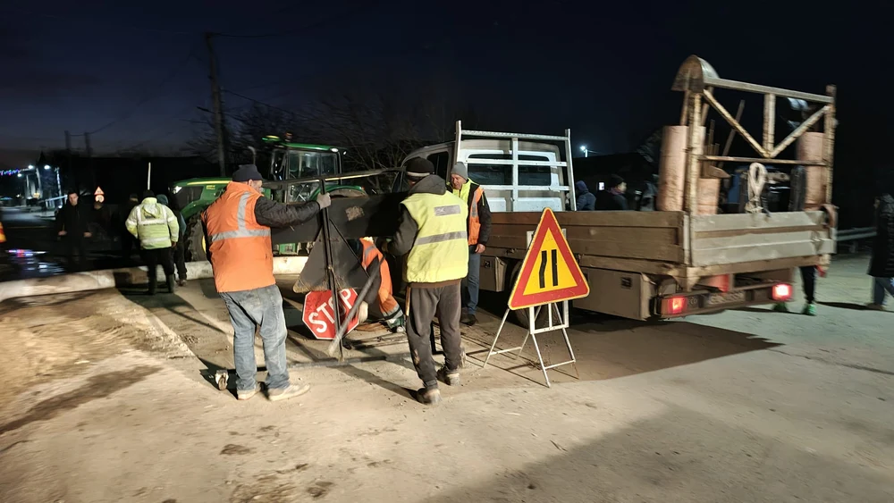 Intervenție contra-cronometru într-o localitate din județul Galați, în pericol de inundații: muncitorii au rupt un drum pentru a devia apa