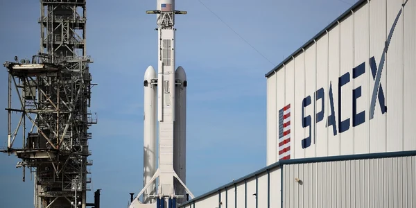 Racheta SpaceX Falcon Heavy se află pe platforma de lansare 39A la Centrul Spaţial Kennedy pregătită pentru lansare în Cape Canaveral Florida FOTO Guliver / Getty Images / Joe Raedle