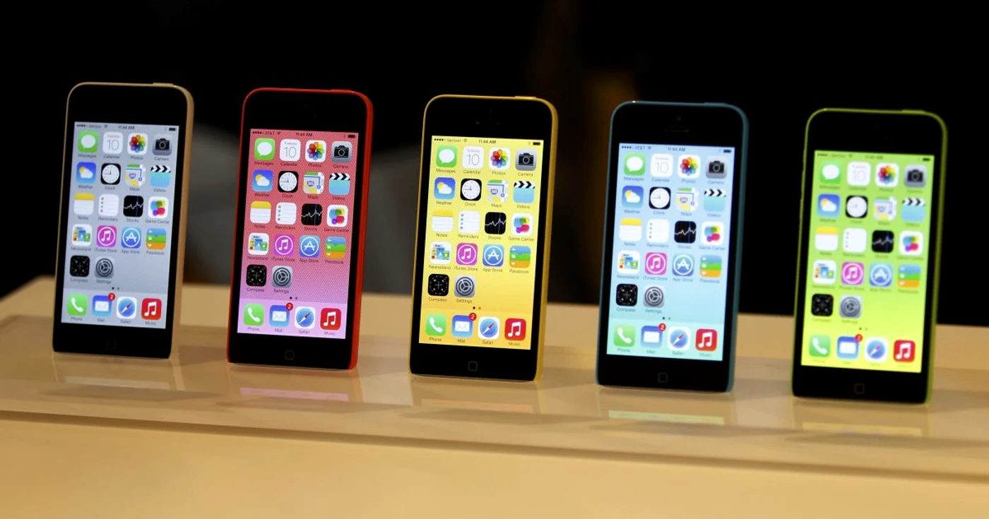 iPhone 5c este un iPhone 5 „împachetat“ în plastic. FOTO Reuters