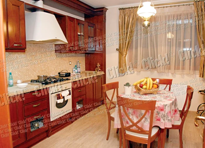 Bucătăria e amenajată în stilul clasic-rustic