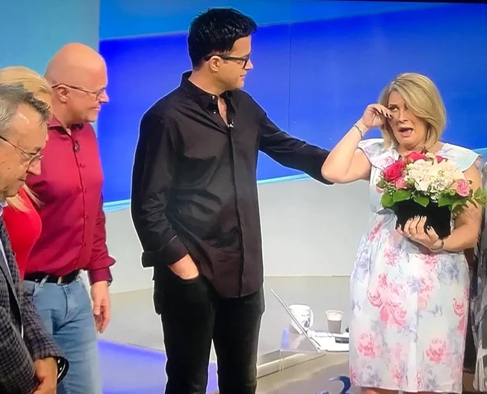 
    Sandra Stoicescu, emoţionată alături de colegifoto: captură video Antena 3  