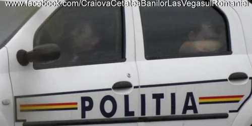 Poliţiştii au fost fotografiaţi dormind în maşina de serviciu 