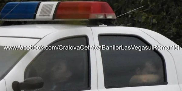 Poliţiştii au fost fotografiaţi dormind în maşina de serviciu