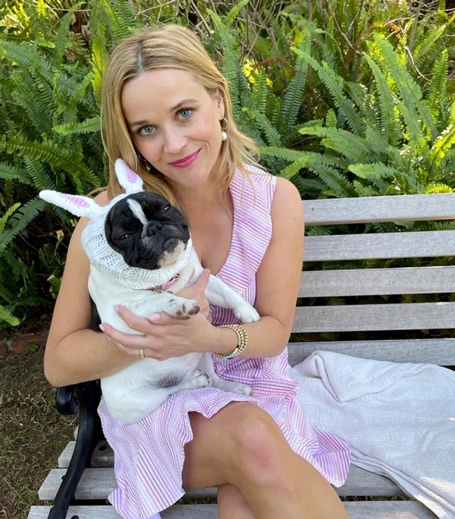 
    Reese Witherspoon, 45 de ani, e topită după cățelușa ei Minnie, care are propria garderobăfoto: Instagram  