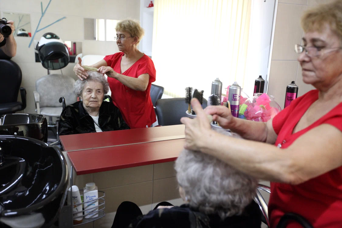 Aghata Bart s-a aranjat la coafor înainte să serbeze 100 de ani