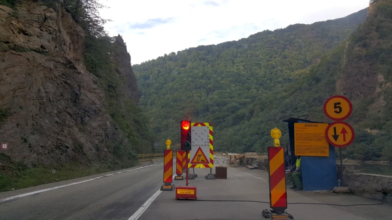 Zonă cu restricţii de circulaţie, pe Valea Oltului, DN 7 / E 81, în Vâlcea, din cauza lucrărilor la carosabil; Foto Adevărul