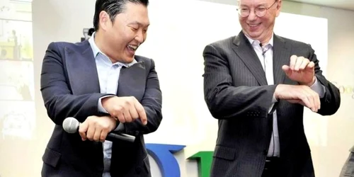 Psy şi preşedintele Google, Eric Schmidt, dansând "Gangnam style"