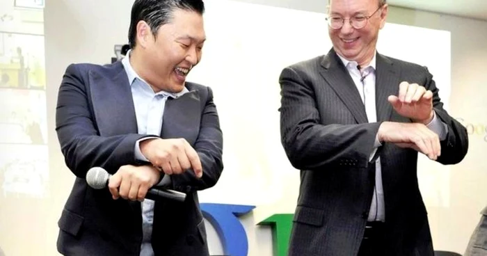 Psy şi preşedintele Google, Eric Schmidt, dansând "Gangnam style"