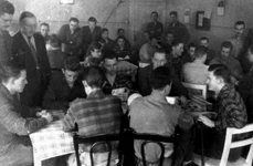 Poza 11  Prizonierii americani jucând cărți în sala de mese a Lagărului de la Timișul de Jos png