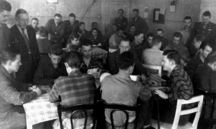 Poza 11  Prizonierii americani jucând cărți în sala de mese a Lagărului de la Timișul de Jos png