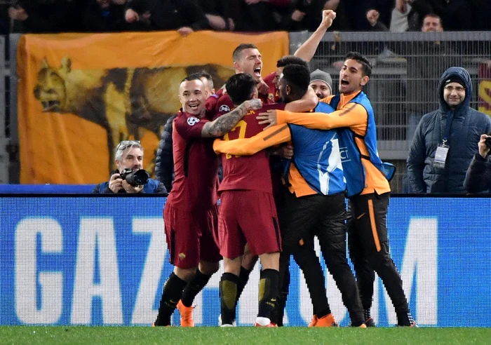 
    Dzeko se bucură alături de căpitanul De Rossi pentru o calificare fabuloasă în semifinalele Ligii CampionilorGetty Images  
