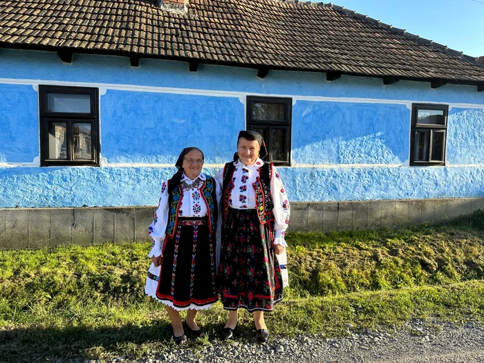 Chirilă Floare (stânga) și Cristuț Maria (dreapta), două dintre femeile care lucrează cu Patricia