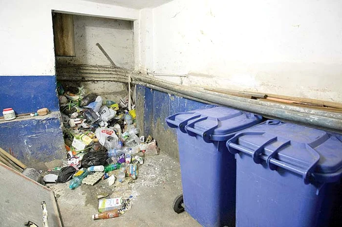 Gunoiul ajunge în camera de la parter, acolo unde se strânge zilnic câte un maldăr