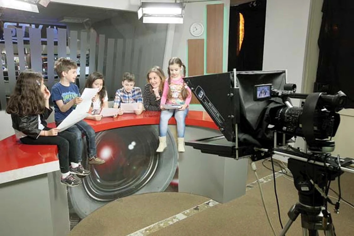 
    Ioana Maria Moldovan,  vedetă Prima Tv şi profesoară  în cadrul şcolii, le-a arătat  micuţilor cum se citeşte  de pe prompterFotografii: Sever Gheorghe  