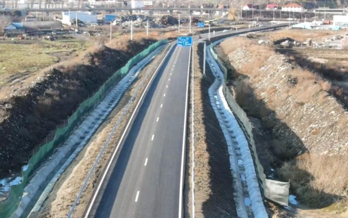 Şoseaua construită prin fosta haldă de gunoi de la Alba Iulia. Foto: ziarulunirea.ro
