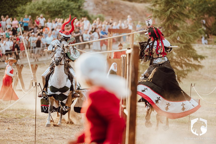 FOTO Premieră în Europa: Festivalul Medieval din Oradea găzduiește Campionatul Mondial de Turnir cu lance solidă