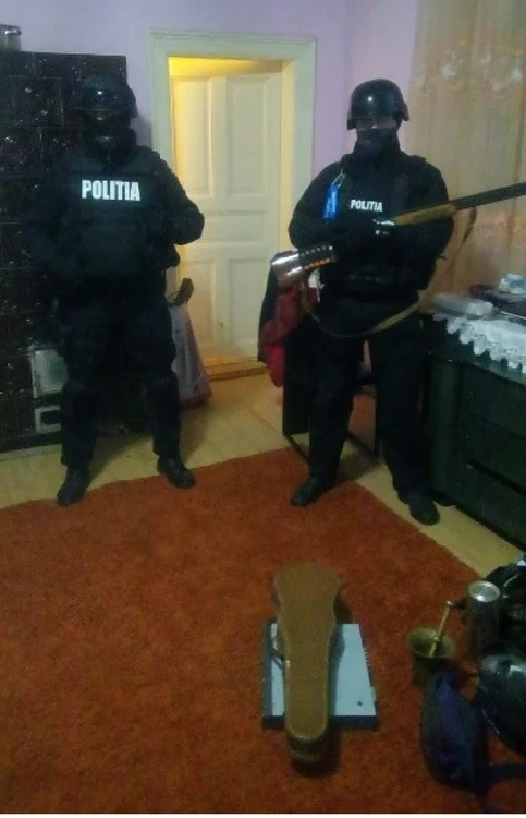 Percheziţii în Mehedinţi, Dolj şi Bucureşti