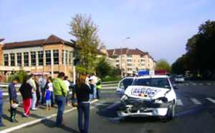Hunedoara: REGIUNEA PE SCURT / A tăiat calea maşinii de poliţie