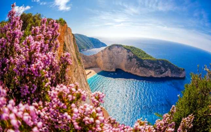 Plaja Navagio de pe insula Zakynthos FOTO 123 RF