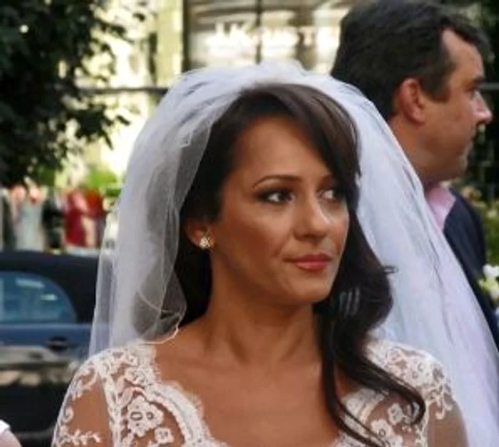 Partea de sus a rochiei lui Carmen a fost inspirată de cea a lui Kate Middleton