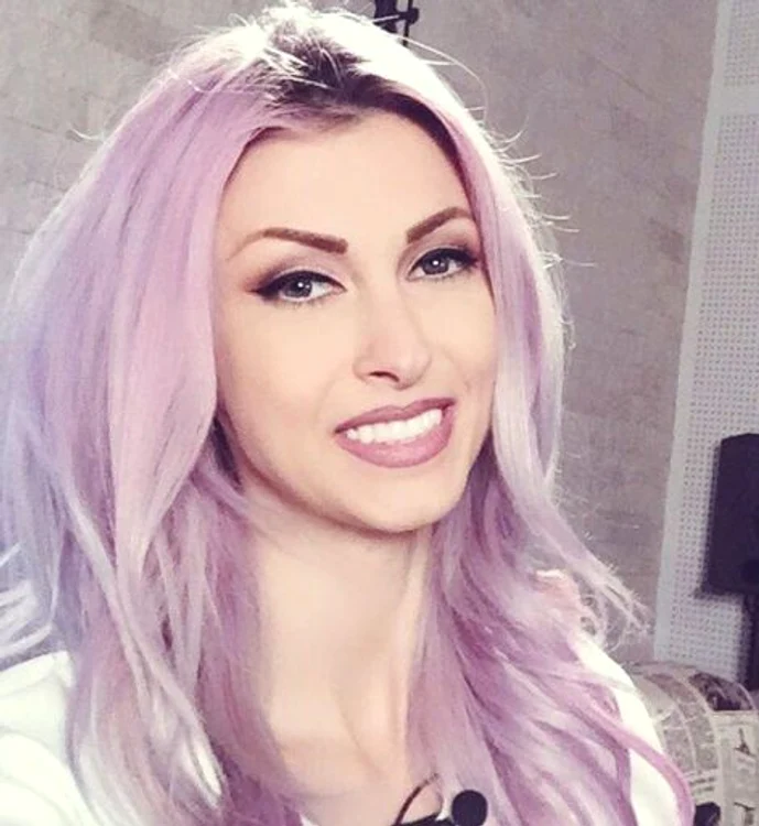 
    Andreea Bălan a renunțat și la culoarea mov din părFoto: arhivă personală  