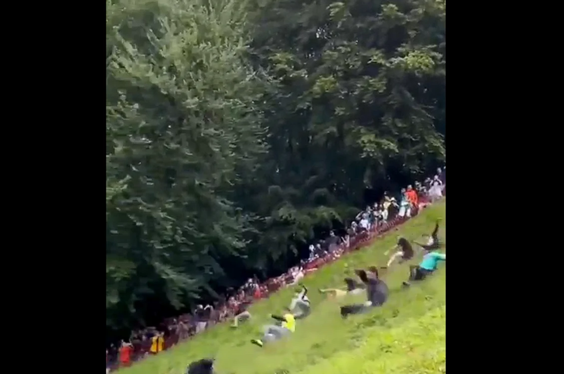 Concurenții s-au aruncat în gol cupă roata de brânză. FOTO Captură X John Luke @yesknow