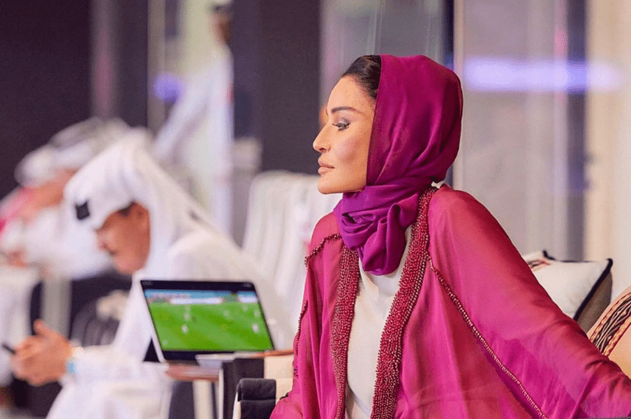 Moza din Qatar, o regină musulmană atipică: iubitoare de lux, haine de designer și operații estetice