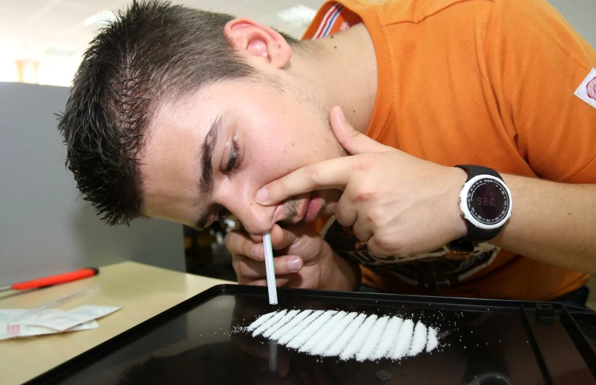 Drogaţii gălăţeni cu dare de mână preferă să "tragă pe nas liniuţe" de cocaină 