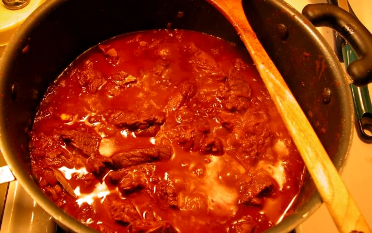 gulas unguresc cu carne de porc si vita jpeg